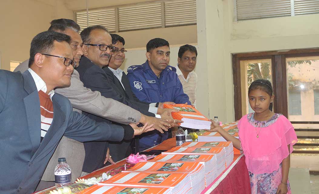 ঠাকুরগাঁওয়ে শিশু শিক্ষার্থীদের হাতে ৩৫ হাজার খাতা তুলে দিল ওয়ার্ল্ড ভিশন