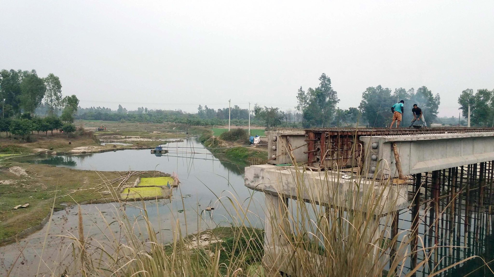 বালিয়াডাঙ্গীতে নির্মাণাধীন ব্রিজের পাশ থেকে তোলা হচ্ছে বালু, হুমকিতে ব্রিজ ও পার্শ্ববর্তী স্কুল !