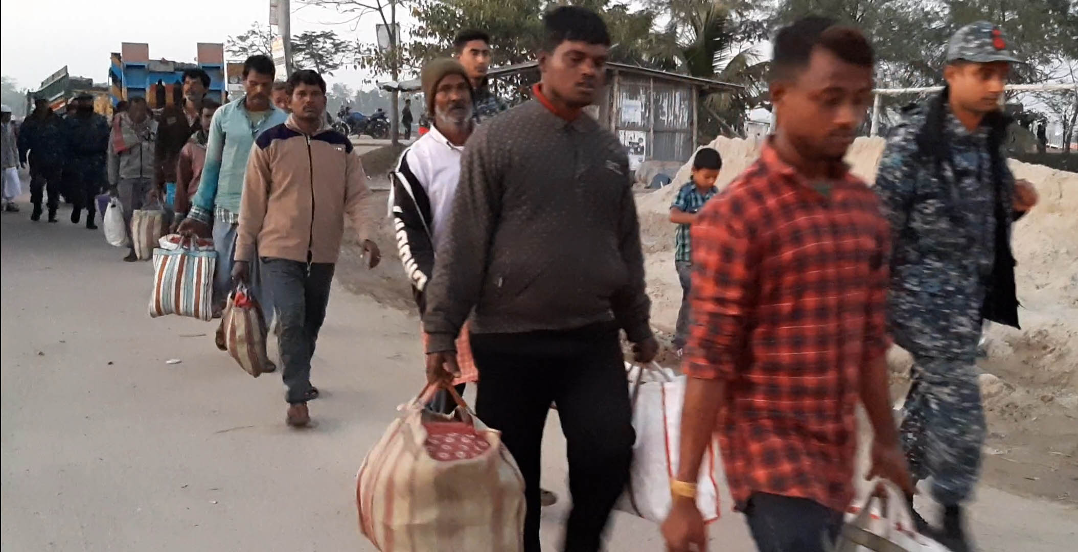 মোংলায় নৌ-বাহিনীর হাতে আটক ২৬ ভারতীয় জেলেদের জেল হাজতে প্রেরন