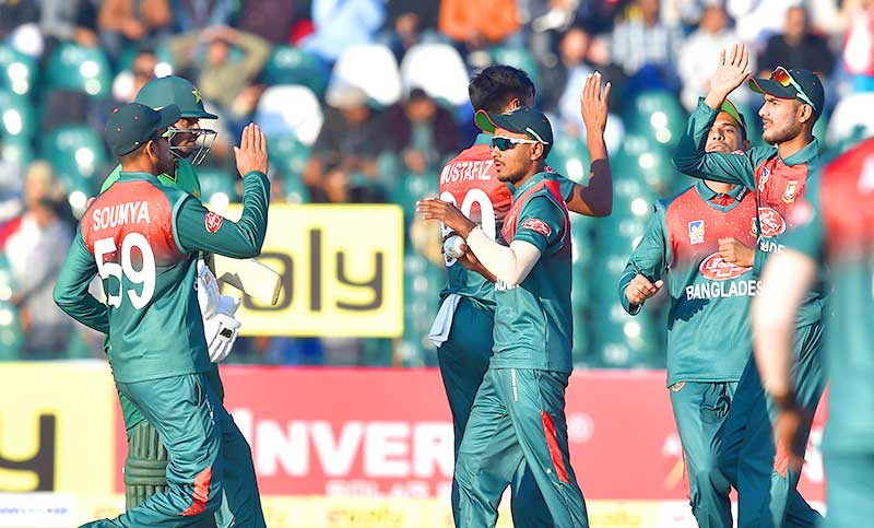 বাংলাদেশকে হেসে-খেলে হারালো পাকিস্তান