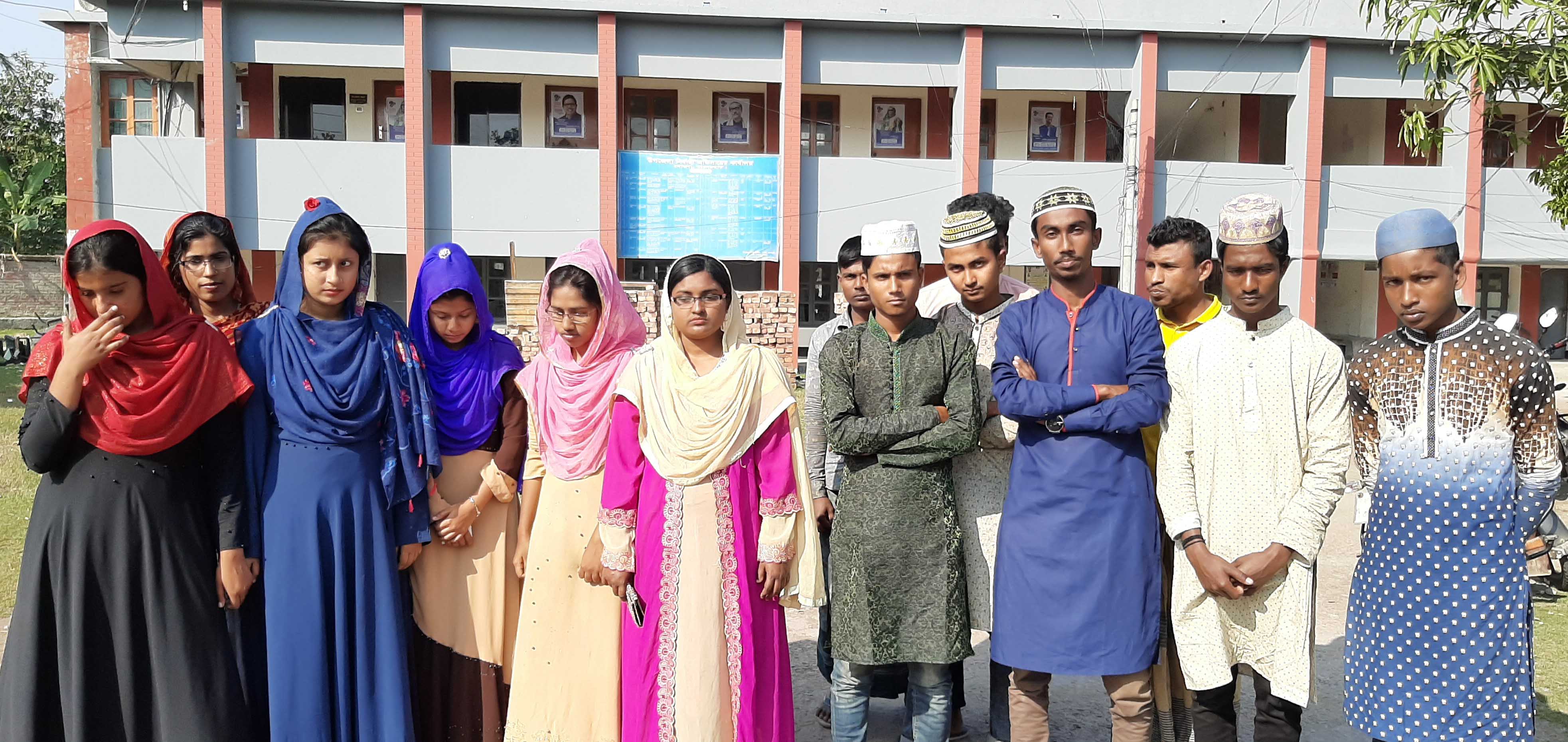 মোংলায় দাখিল পরীক্ষার কেন্দ্রের প্রবেশপত্র না দিয়ে মাদ্রসা সুপারের আত্মগোপন: উপজেলা নির্বাহী কর্মকর্তার কাছে অভিযোগ