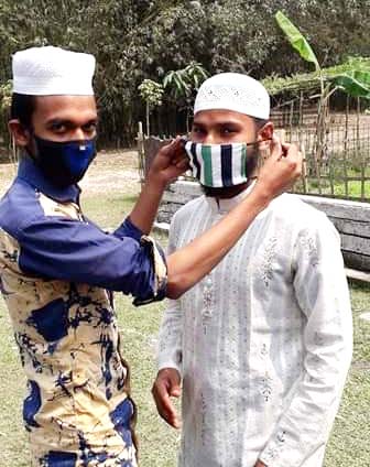 নীলফামারী পলাশবাড়ীতে মৎস্য জীবী দলের পক্ষ থেকে  মাস্ক ও সাবান বিতরণ