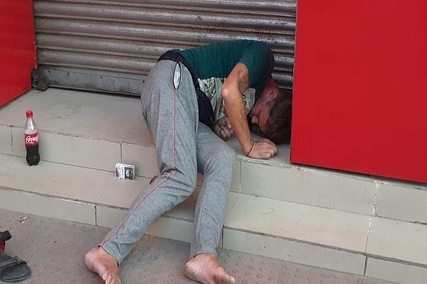 সিলেটে রাস্তায় পড়ে থাকা ওই বিদেশির করোনা হয়নি