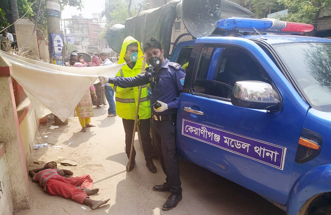 কেরানীগঞ্জে করোনা আতঙ্কে কেউ যায়নি কাছে; পাশে দাঁড়ালেন পুলিশ