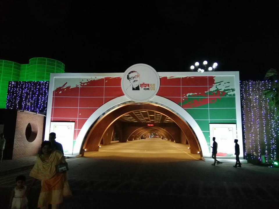 বঙ্গবন্ধুর জন্মশতবার্ষিকীতে বর্ণিল সাজে সেজেছে রাজধানী