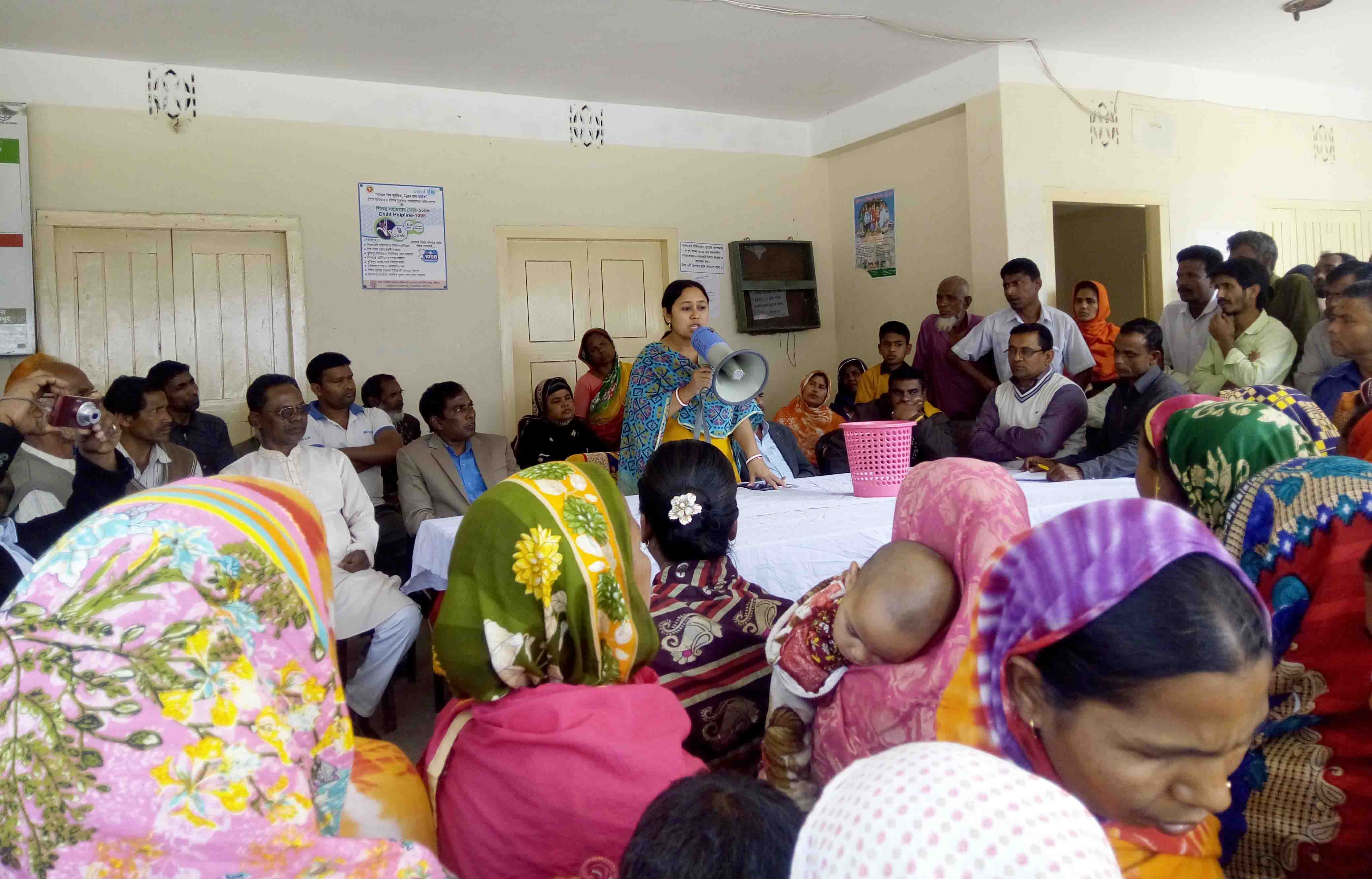 ডিমলা বালাপাড়া ইউ.পিতে দুস্থ নারী কর্মীদের লটারীর মাধ্যমে নির্বাচন