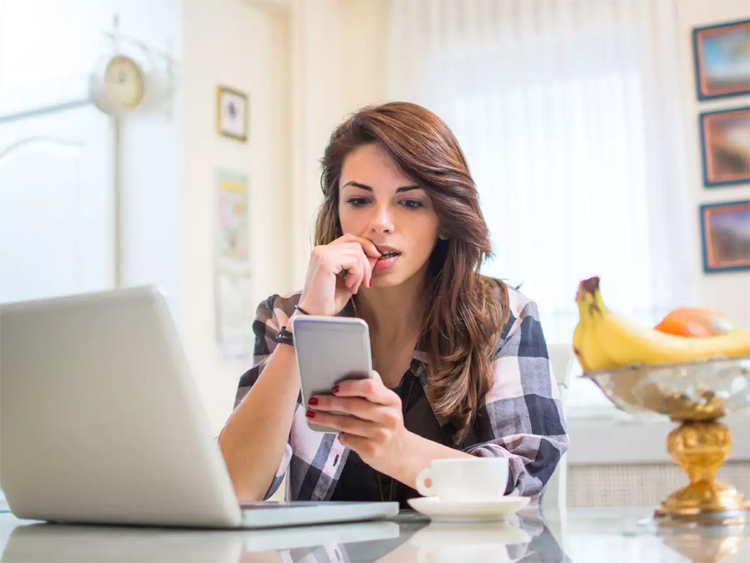 করোনা ছড়াতে পারে মোবাইল ফোনের মাধ্যমেও!