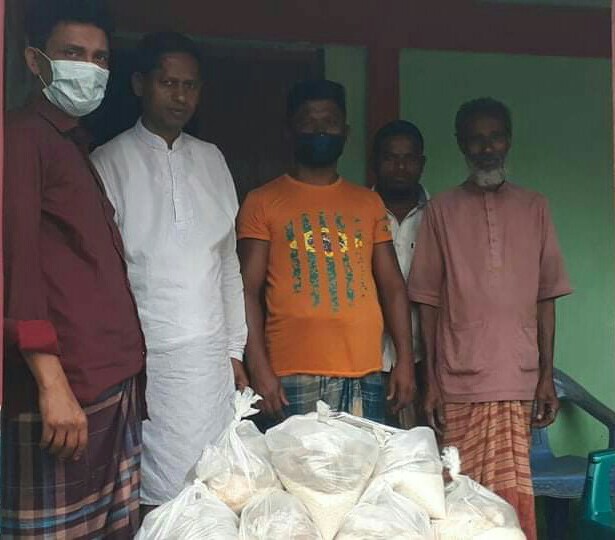 বুল্লা গ্রামের প্রবাসিদের অর্থায়নে ১১০ পরিবারের মধ্যে খাদ্য সামগ্রী বিতরণ