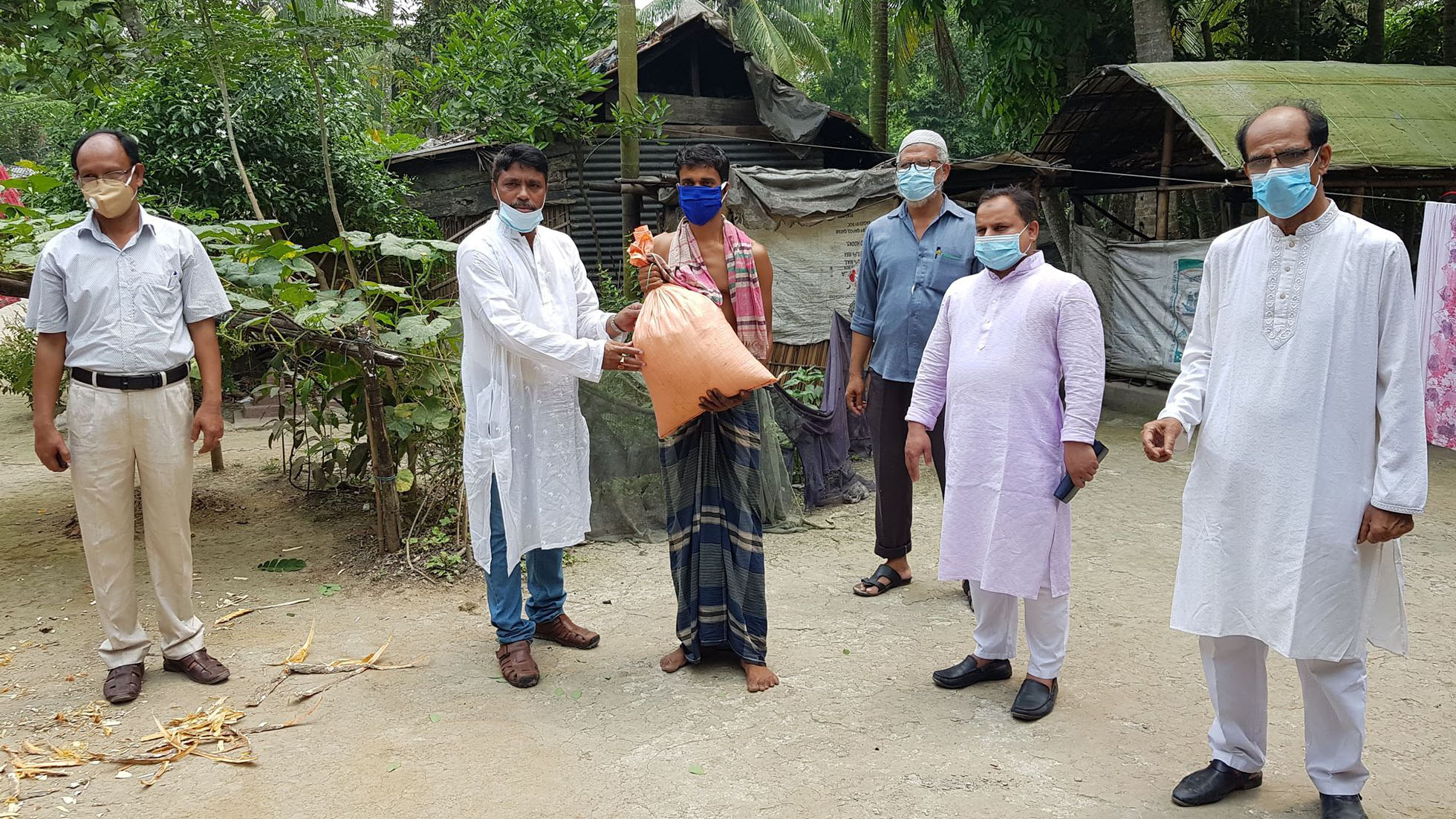 মন্ত্রী আবুল হাসানাত আব্দুল্লাহ(এমপি)’র পক্ষ থেকে আগৈলঝাড়ায় ২হাজার ৩শত দরিদ্র পরিবারের মাঝে ত্রান বিতরণ