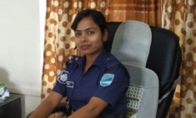 মাদারীপুরে ‘প্রেম নিয়ে দ্বন্দ্বে’ নারী পুলিশকে কুপিয়ে জখম