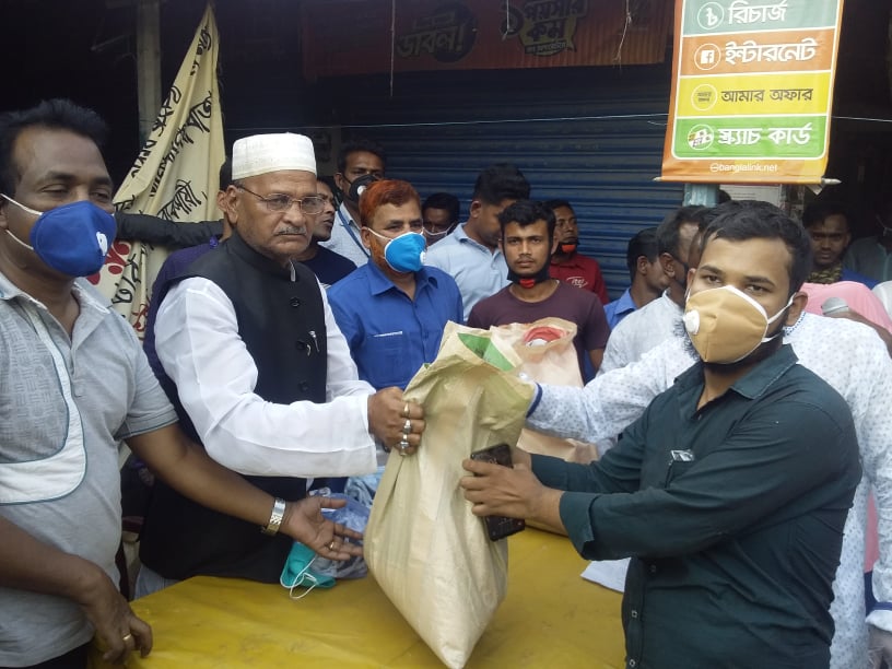 নান্দাইলে করোনা পরিস্থিতিতে কর্মহীন মানুষের মাঝে ত্রান বিতরন করলেন জালাল উদ্দিন মাষ্টার