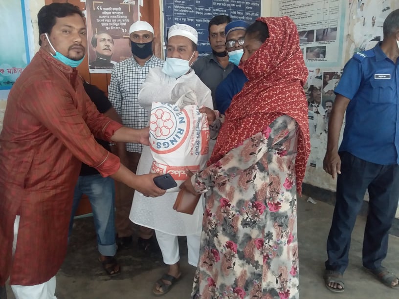 কালীগঞ্জ এর জামাল পুর ইউনিয়ন পরিষদ ও আওয়ামিলীগ এর উদ্যোগে কর্মহীন মানুষের মাঝে ত্রান বিতরন