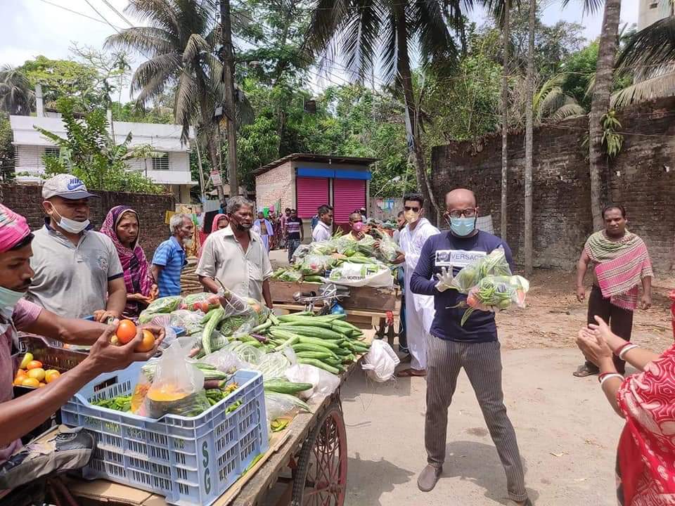 চৈত্র সংক্রান্তি উপলক্ষে অসহায় ও কর্মহীনদের মাঝে শাক সবজি বিতরণ করেছে সদর উপজেলা চেয়ারম্যান সালাউদ্দিন টিপু