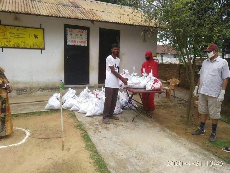 চা বাগানে শিক্ষার্থীরা পেল খাদ্রসামগ্রী