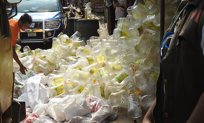 টিসিবি’র তেল বিক্রি খোলাবাজারে, খালি বোতল ও ৫ হাজার লিটার অবিক্রিত তেল  উদ্ধার