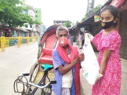 মুন্সীগঞ্জে কর্মহীন রিক্সা চালকদের মাঝে সাংবাদিক কন্যার ত্রান সহায়তা