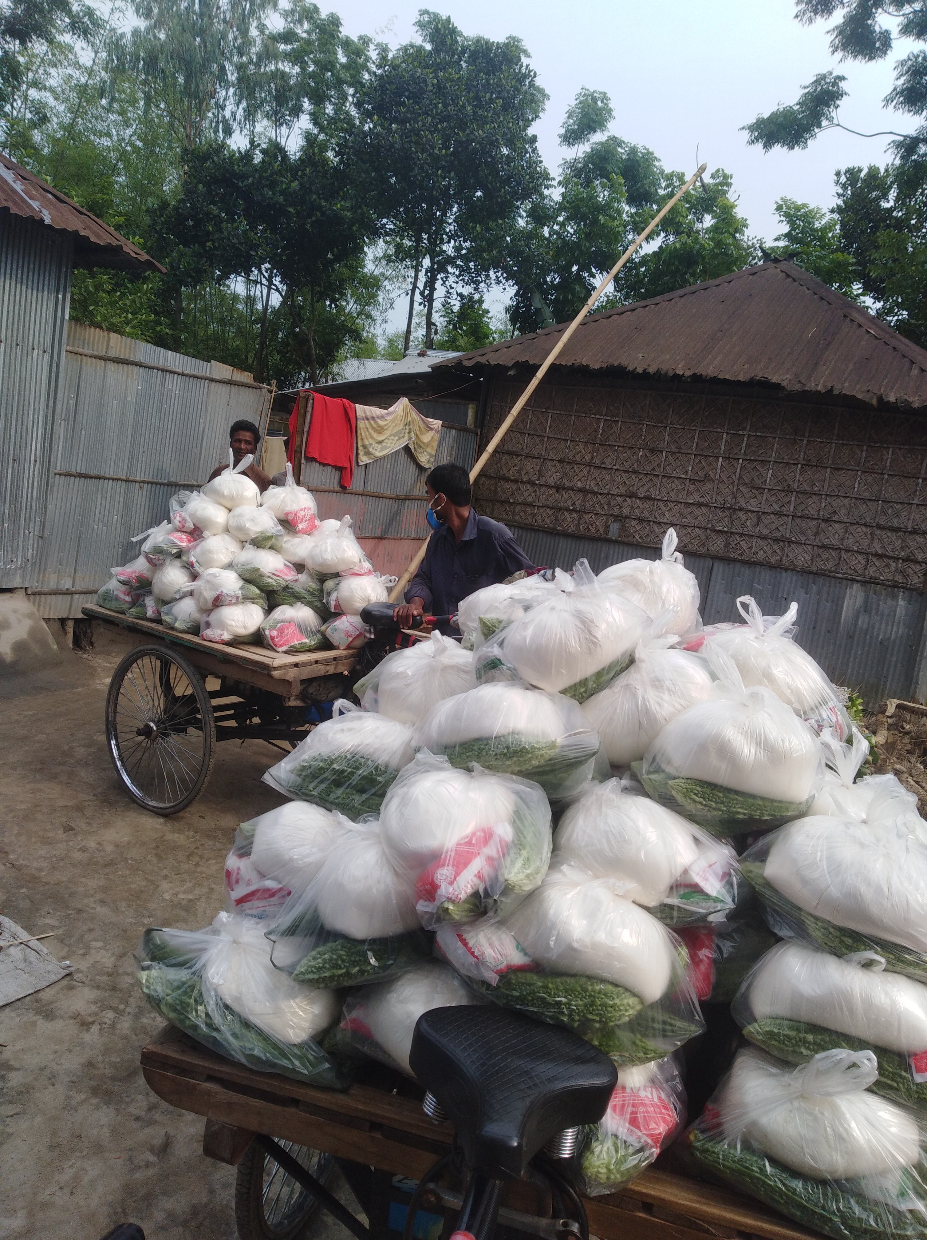 ডিমলায় যুব সমাজের উদ্যোগে শত পরিবারের মাঝে খাদ্য সহায়তা প্রদান