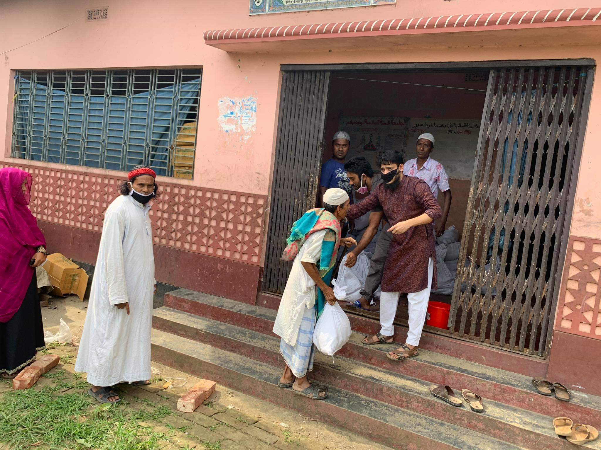 মাধবপুরে বুল্লা ইউনিয়নে শিল্পপতি বশিরের পক্ষ থেকে ৬৬০ পরিবারের মধ্যে খাদ্য সামগ্রী বিতরণ