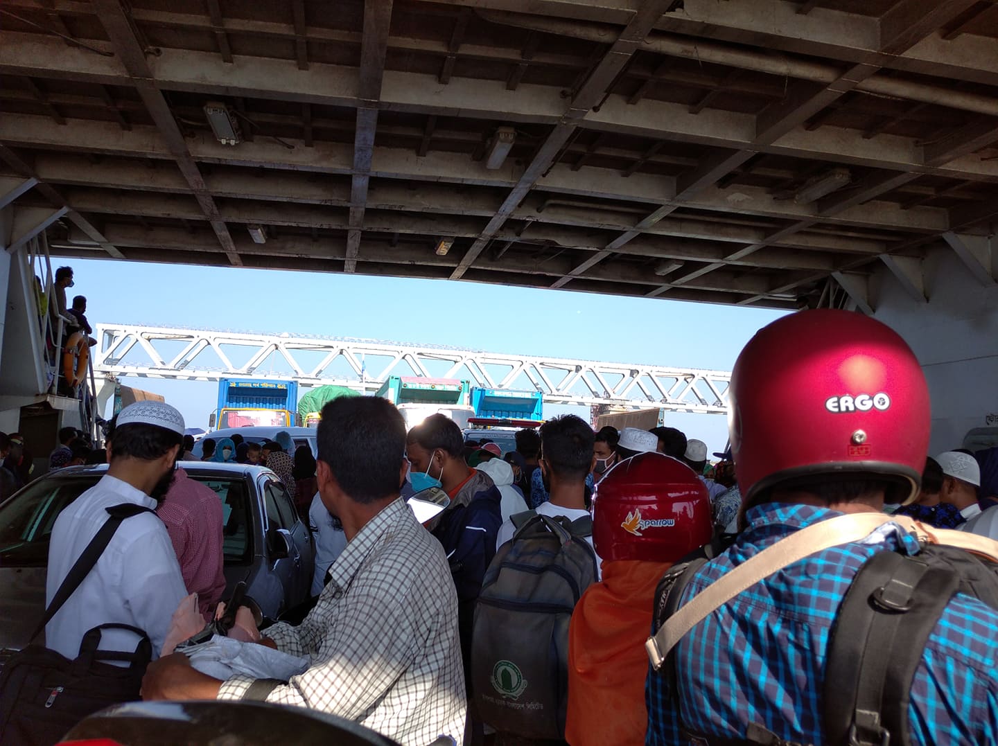 শিমুলিয়া ঘাটে ঢাকামুখী যাত্রীর ঢল