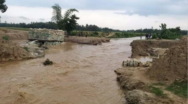 মাধবপুরে পাহাড়ি ঢলে ভেঙ্গে গেছে সিমলাছড়ার রাস্তা