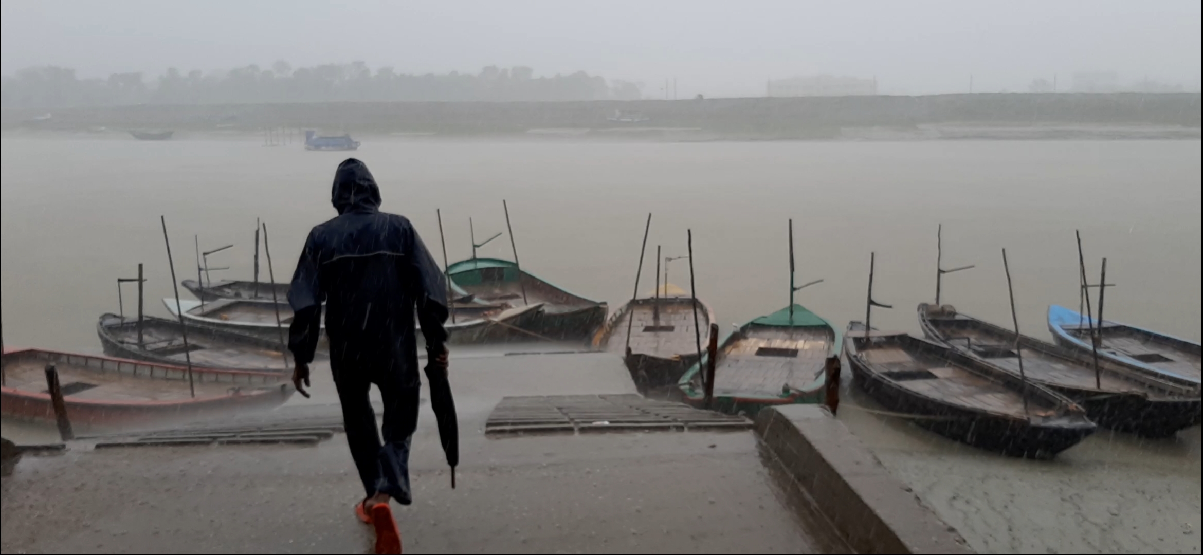 মোংলা বন্দরসহ সুন্দরবন উপকূল অঞ্চলে বৈরী আবহাওয়া বন্দরে পণ্য খালাস কাজ ব্যাহত