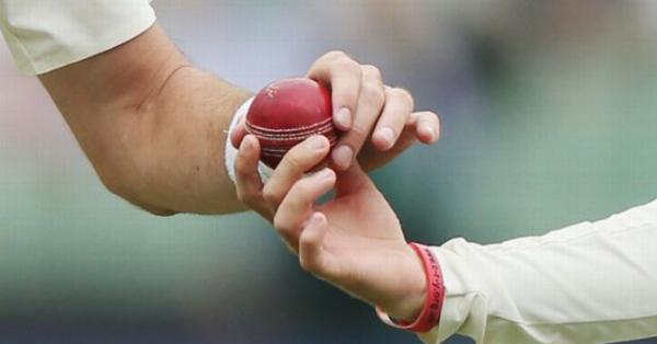 বলে লালার ব্যবহার নিষিদ্ধ হলেও পেসারদের জন্য থাকছে বিকল্প ব্যবস্থা