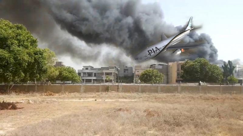 পাকিস্তানে প্লেন বিধ্বস্ত হয়ে নিহত ১০৭