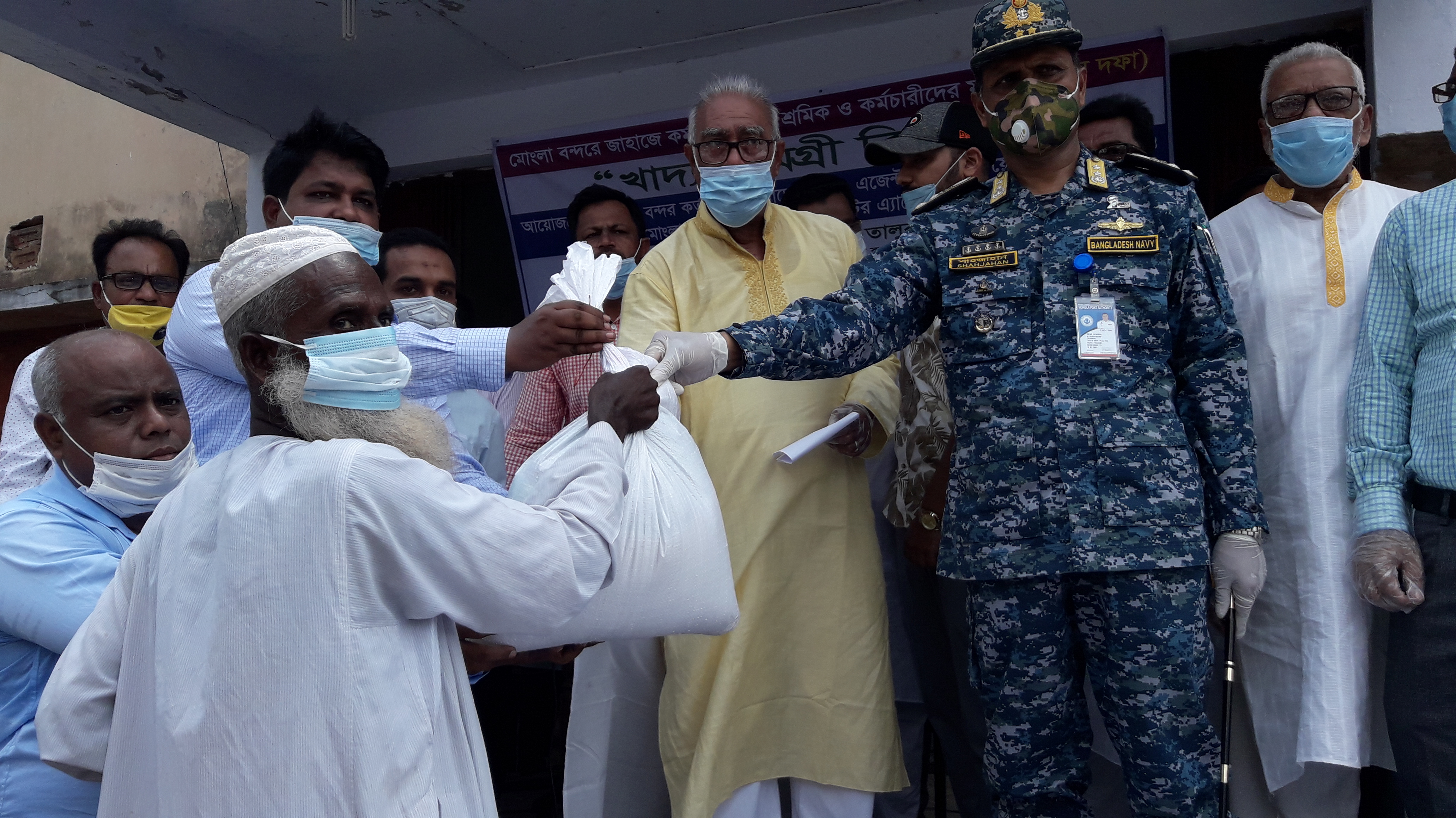 মোংলা বন্দরের কর্মহীন প্রায় তিন হাজার শ্রমিককে ঈদ সহায়তা ও খাদ্যসামগ্রী দিলেন সিটি মেয়র