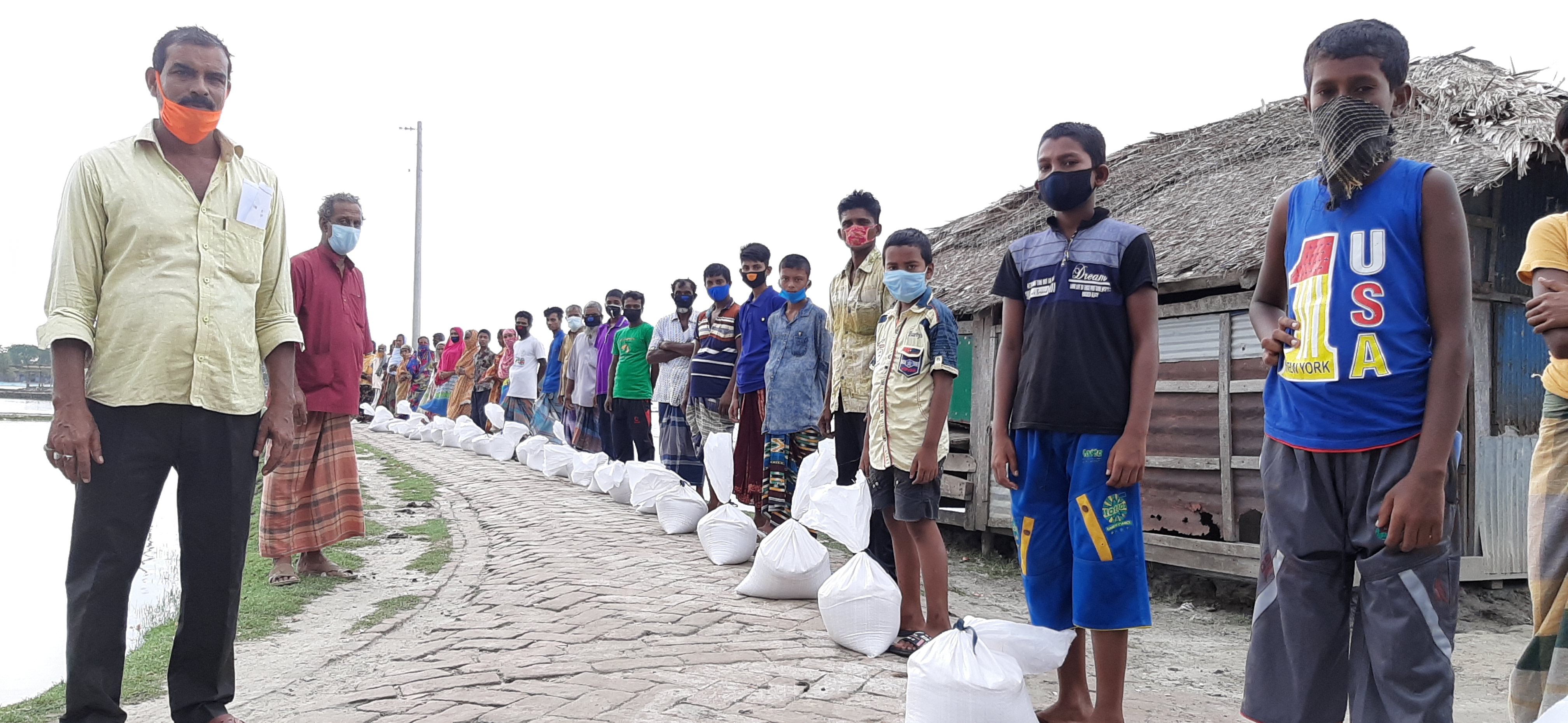 মোংলায় সরকারের ত্রান তহবিল থেকে কর্মহীন মানুষের মাঝে খাদ্য সহায়তা প্রদান