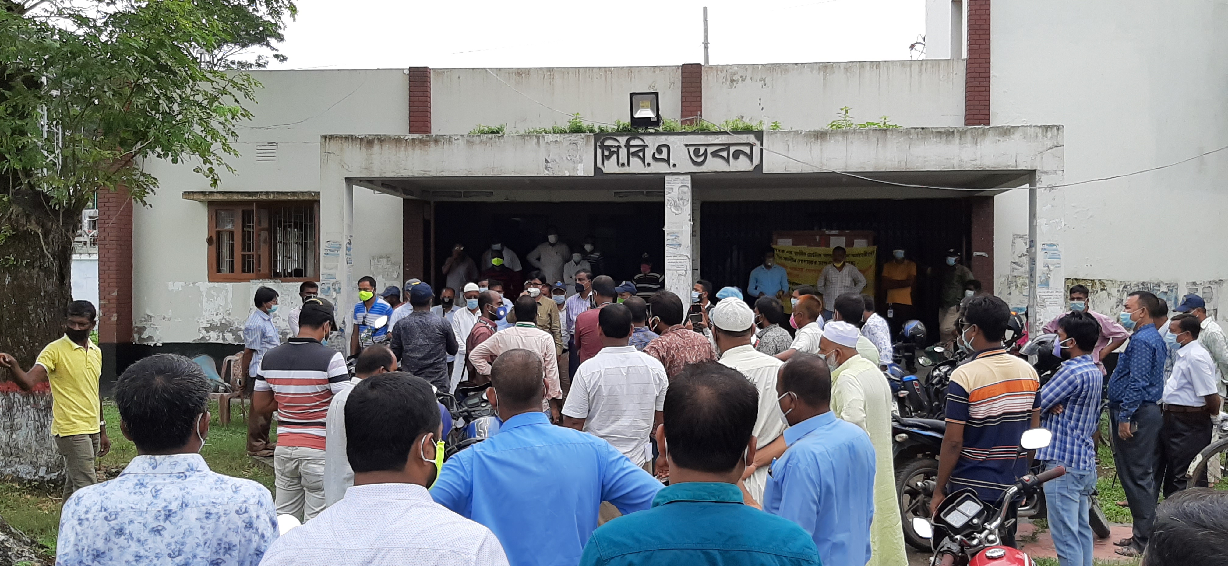 মোংলায় ৩৬ দফা দাবীতে বিক্ষোভ করেছে বন্দরের কর্মচারীরা