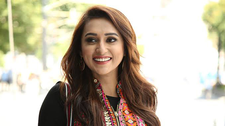 প্রতিবন্ধী যুবকের পাশে দাঁড়ালেন মিমি