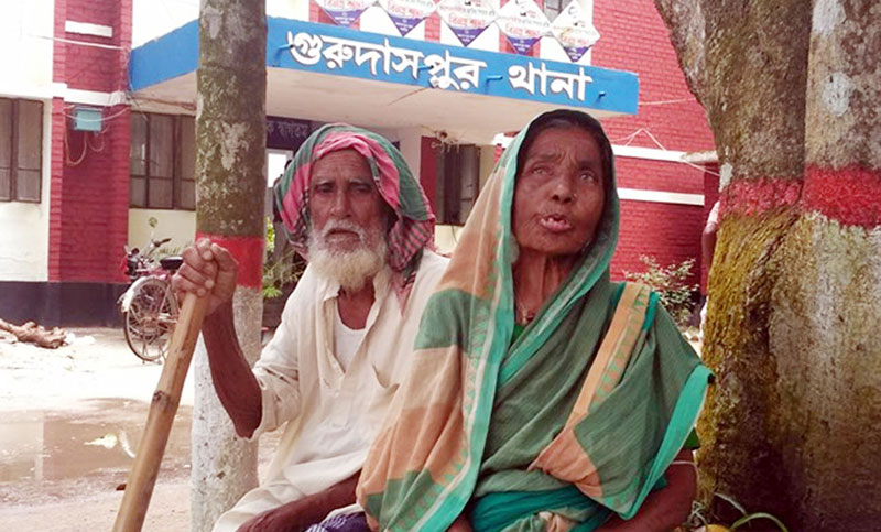 গুরুদাসপুরে পুত্রবধূর অত্যাচারে থানায় বৃদ্ধ দম্পতি