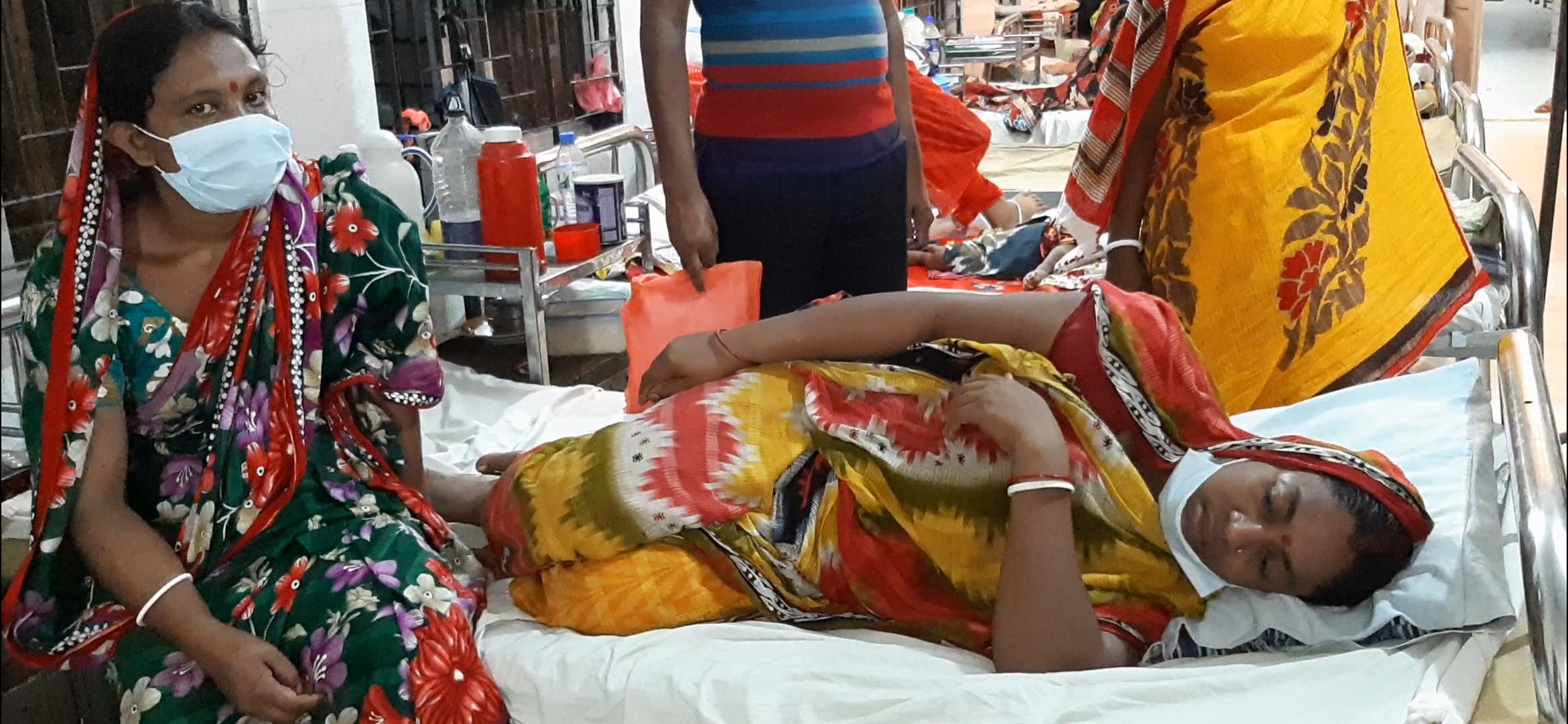 মোংলায় চিংড়ি ঘের দখল ও মাছ লুটের অভিযোগ: প্রতিপক্ষের হামলায় মহিলা ও শিশুসহ আহত-৭