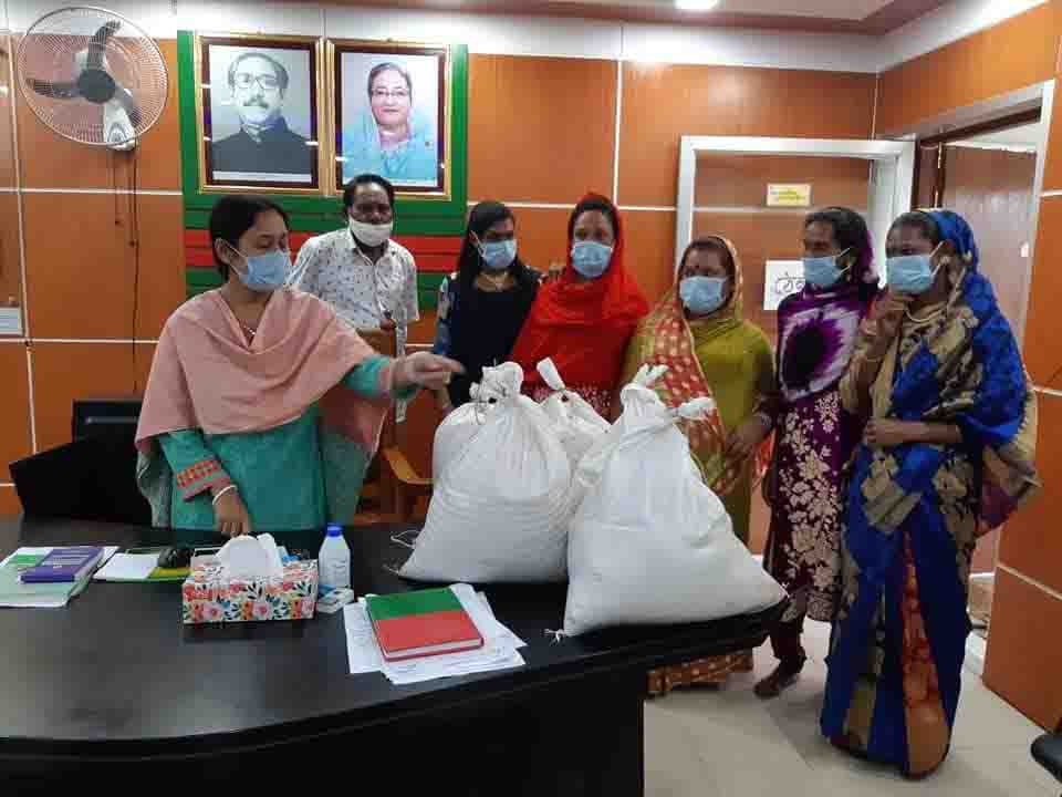 ডিমলায় তৃতীয় লিঙ্গদের মাঝে উপহার সামগ্রী বিতরণ