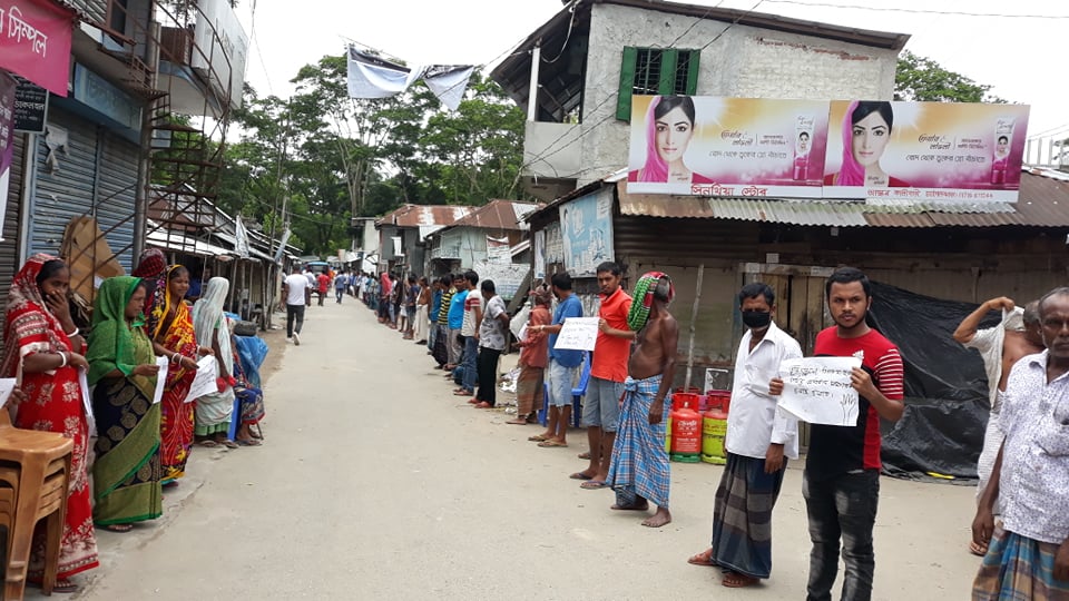 আগৈলঝাড়ায় সরকারি সম্পত্তি দখল মুক্ত ও ষড়যন্ত্রমূলক মামলা প্রত্যাহারের দাবিতে মানববন্ধন