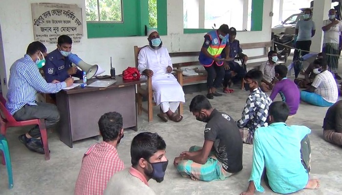 কলাপাড়ায় ২৭ জেলে সহ ছয় ট্রলার আটক: ৩ লাখ টাকা জরিমানা