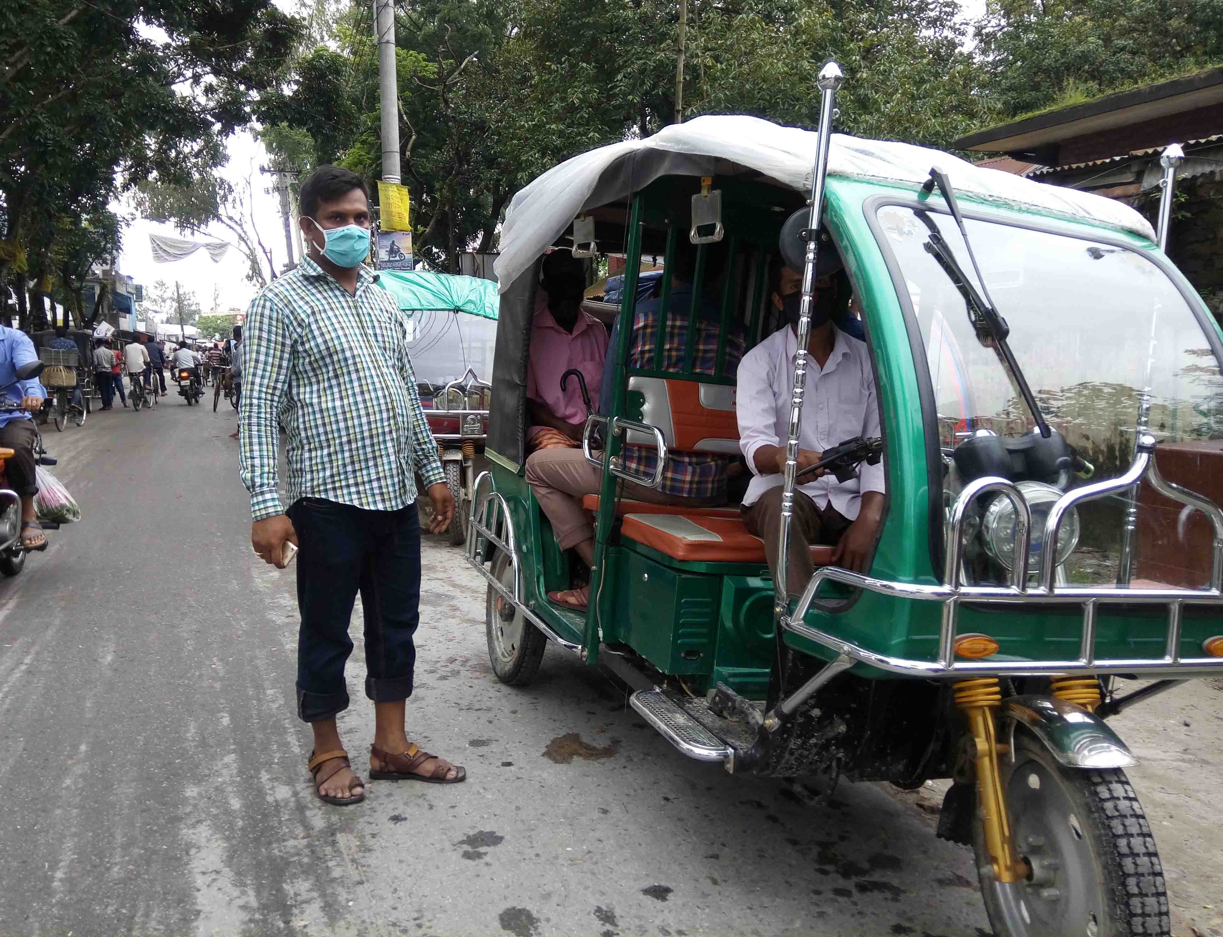 ডিমলায় উপজেলা পেশাজীবি অটোচালক সমবায় সমিতি লিঃ এর উদ্যোগে সীমিত যাত্রী বহন