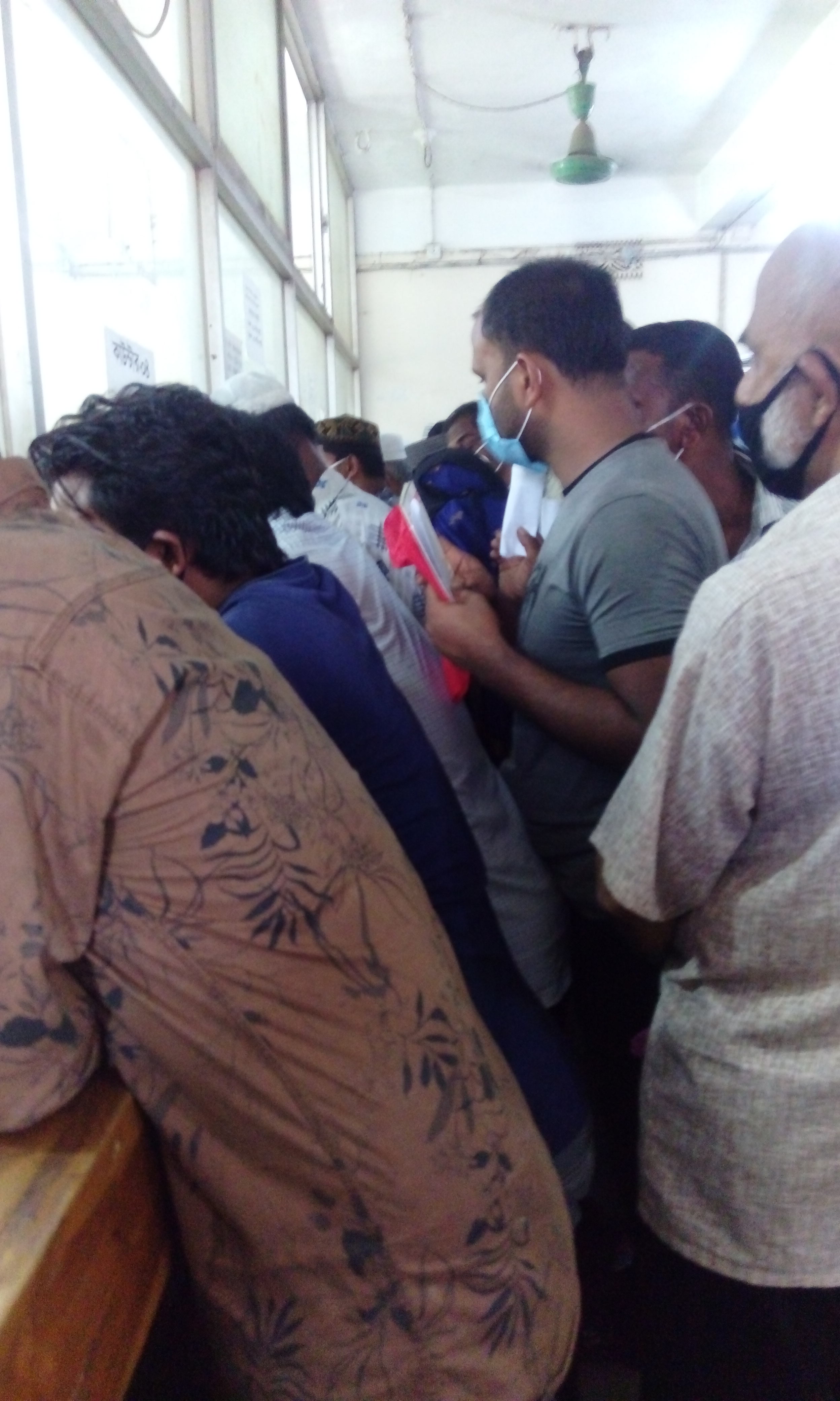 মাধবপুরে সোনালী ব্যাংকে গ্রাহকদের ভিড়; মানা হচ্ছে না সামাজিক দূরত্ব