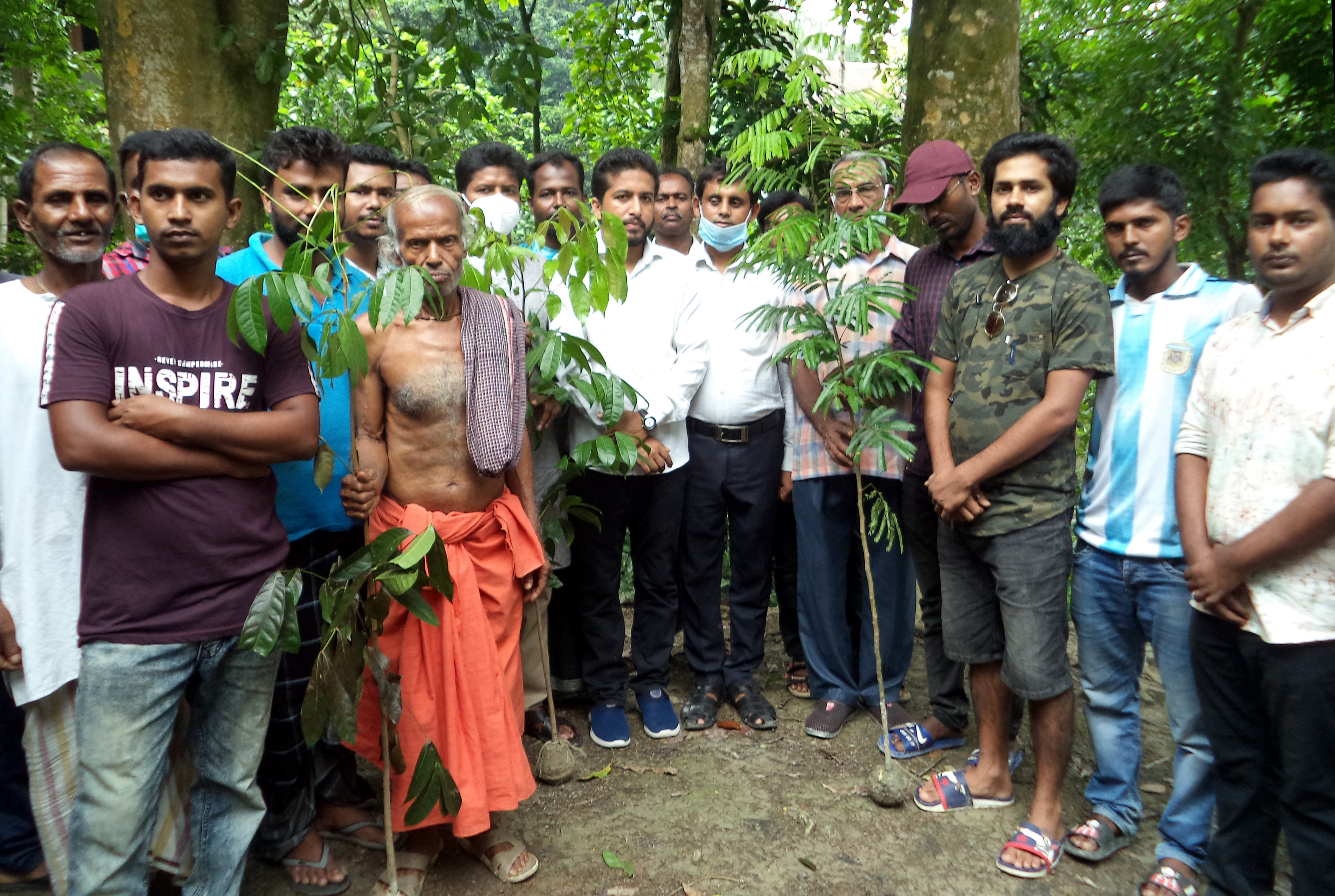 আগৈলঝাড়ায় নির্ভেজাল অক্সিজেন ও সবুজ বাতায়নের লক্ষে ‘মনোরঞ্জন ঘটক চ্যারিটি ফাউন্ডেশনের উদ্যোগে বৃক্ষরোপণ অভিযান।