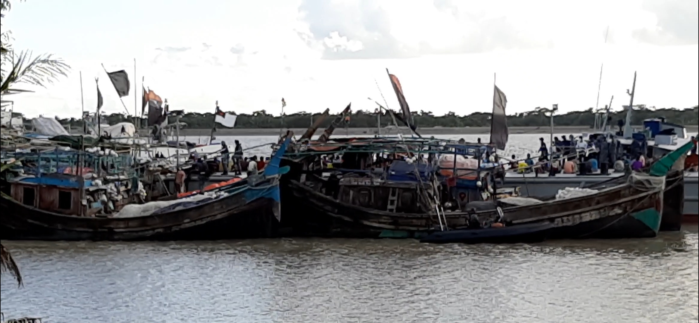 নিষিদ্ধ মৌসুমে ইলিশ আহরনের অভিযোগে ৭টি ফিসিং ট্রলার সহ ৮৭ জেলেকে অর্থ জরিমানা