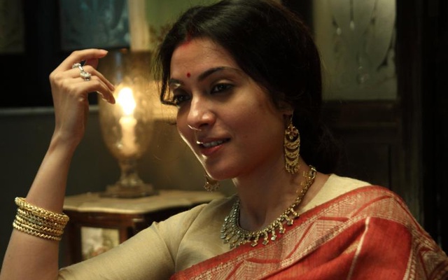 অনলাইনে ফাঁদে পা দিয়ে দেড় লাখ টাকা হারালেন অভিনেত্রী