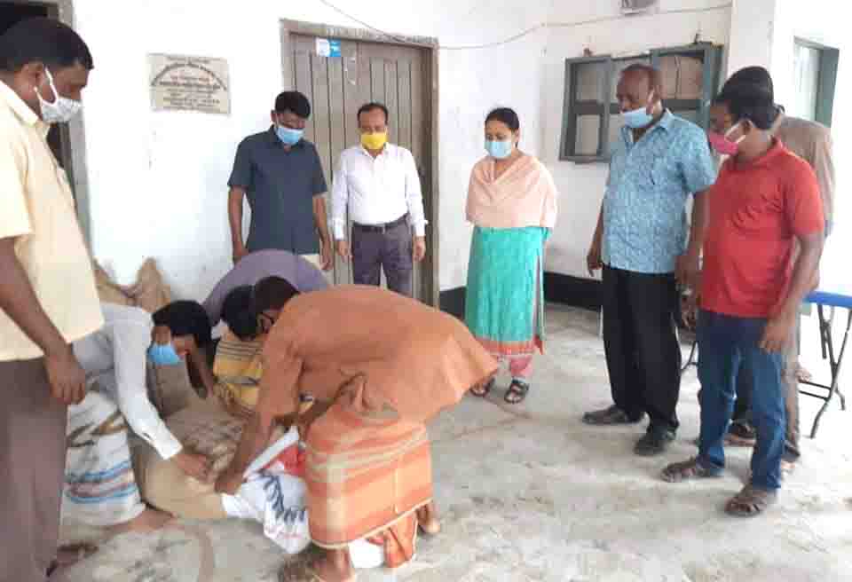 ডিমলায় বন্যায় পানিবন্দি অসহায় পরিবারের মাঝে চাল বিতরণ