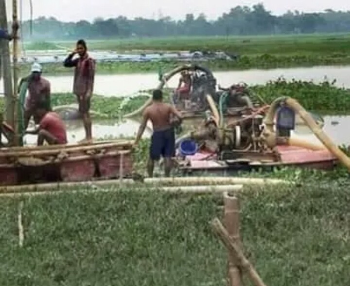 মাধবপুরে করোনার ভাইরাসের সুযোগে বালু খেকোদের রমরমা ব্যবসা : রহস্যজনক কারণে প্রশাসন নীরব