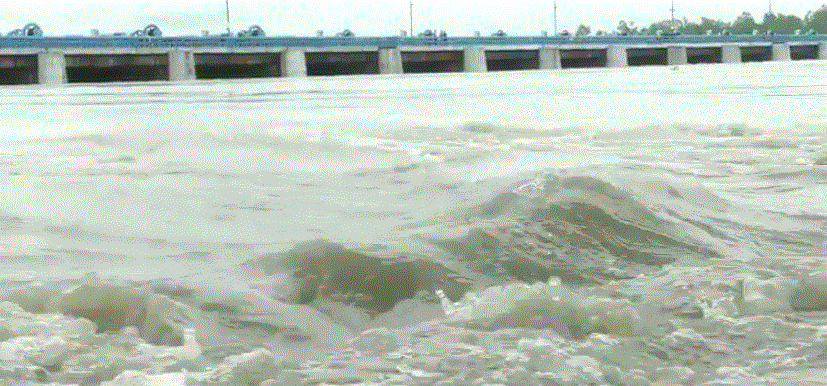 ফুঁসে উঠেছে তিস্তা: বিপদসীমা অতিক্রম করে প্রবাহিত হচ্ছে তিস্তার পানি