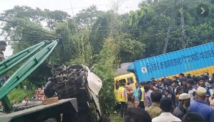 চকরিয়ায় লেগুনা-কাভার্ডভ্যান মুখোমুখি সংঘর্ষে ৬ যাত্রী নিহত