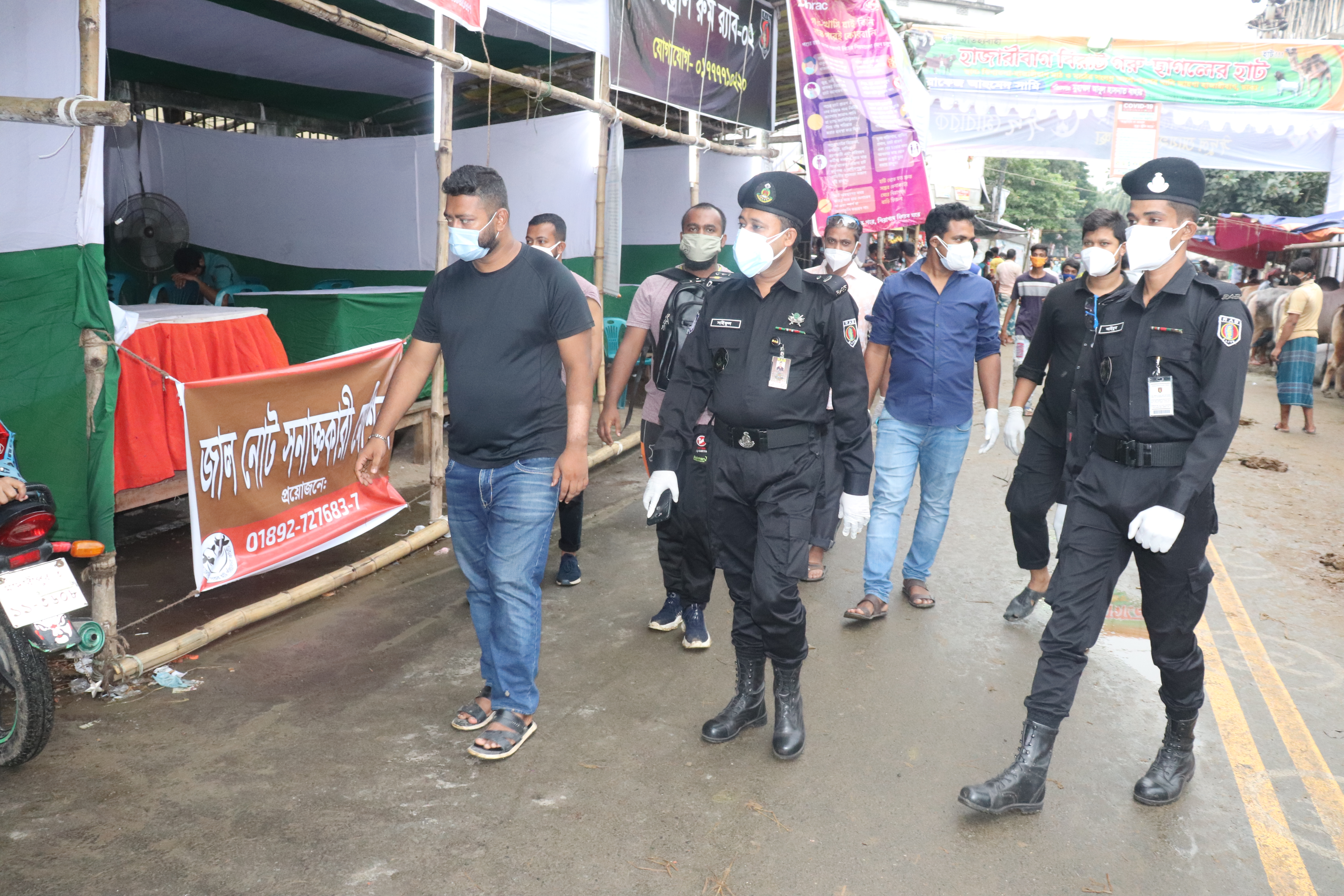 র‌্যাব-২ কর্তৃক কোরবানি পশুর হাটে নিরাপত্তা দায়িত্ব পালন