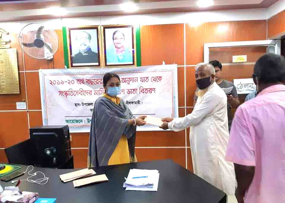 ডিমলায় সংস্কৃতি কর্মীদের মাঝে অর্থ প্রদান