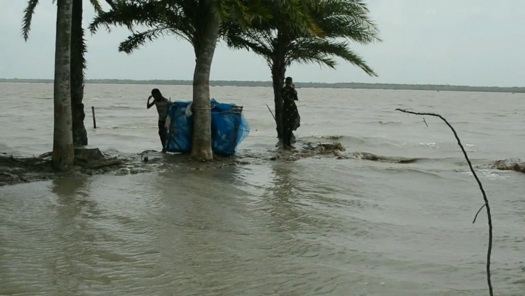৫দিন ধরে সমুদ্র বন্দরে ৩ নম্বর স্থানীয় সতর্ক সংকেত বহাল, মোংলা বন্দরের পন্য খালাস-বোঝাই কার্যক্রম ব্যহত