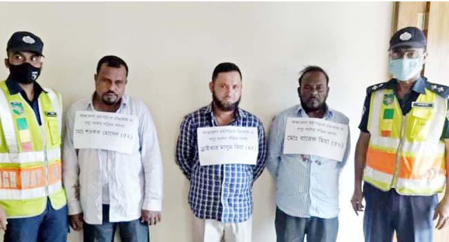 চান্দিনায় পুলিশ পরিচয়ে ছিনতাই; আটক ৩