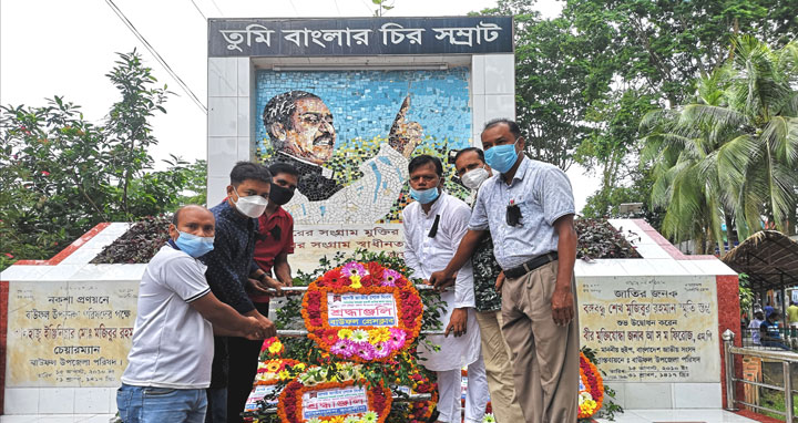 বাউফল প্রেসক্লাবের উদ্যোগে জাতির জনকের স্মৃতিস্তম্ভে পুষ্পস্তবক অর্পণ